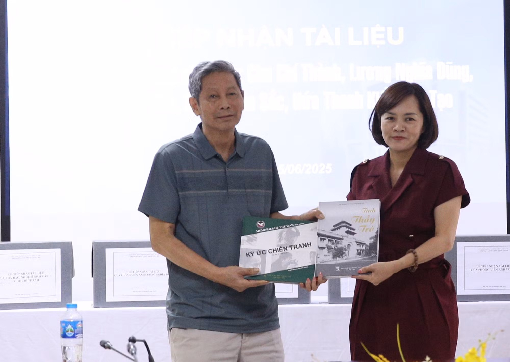 Trao tặng cơ quan lưu trữ quốc gia loạt ảnh, tư liệu quý của nhiều phóng viên chiến trường -0