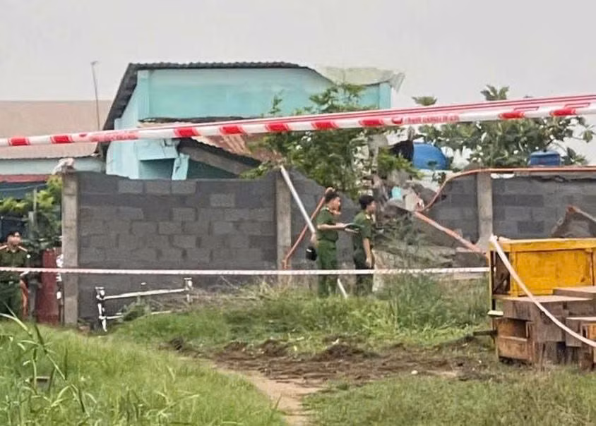 Sập tường rào cao 8m đè nhà dân khiến 3 người thương vong -0