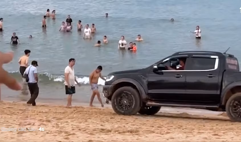  Lái xe bán tải chạy ngông nghênh trên bãi biển Tuy Hòa từng hai lần đi tù -0