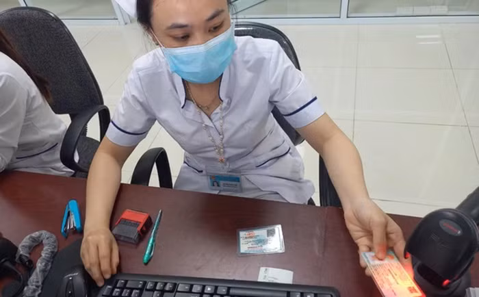 Người dân đi khám bệnh cần lưu ý gì khi dừng cấp thẻ bảo hiểm y tế giấy? -0