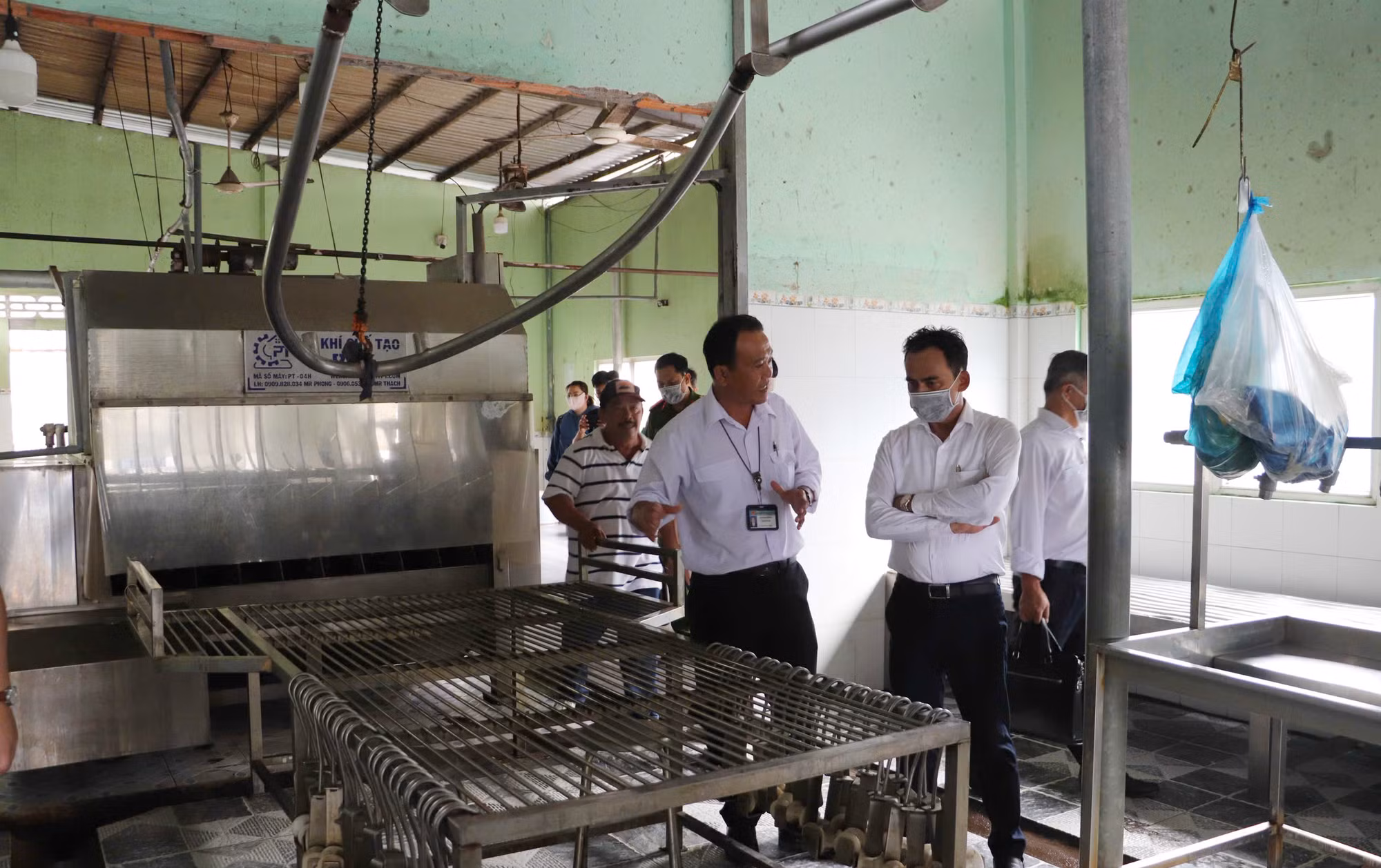 Kiểm tra lò giết mổ heo gia công cho công ty C.P Việt Nam -0