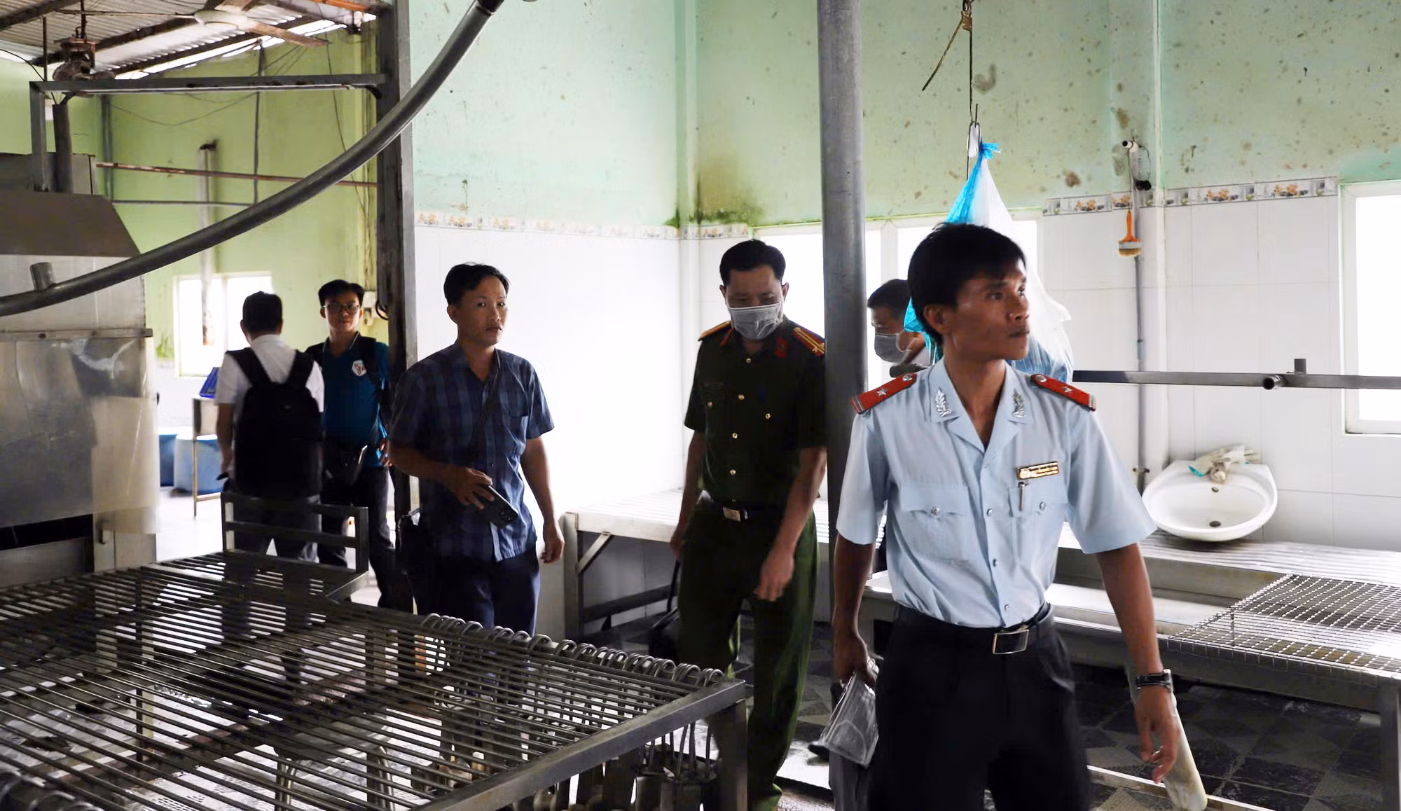 Thấy gì từ việc heo bệnh tại cơ sở gia công cho Công ty C.P. lại có dấu được tiêu thụ nội địa ? -0