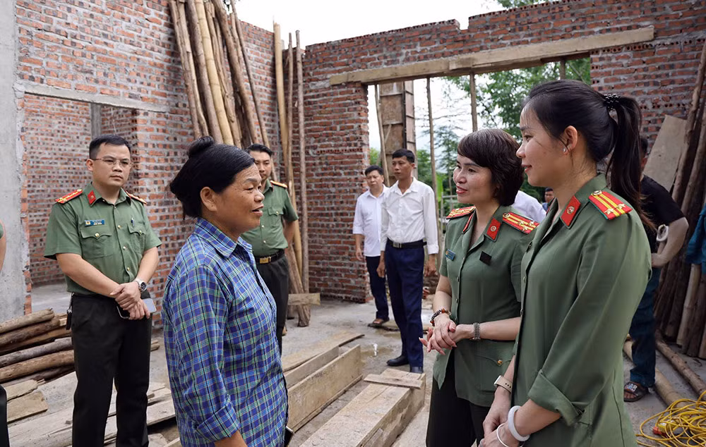 Công đoàn CAND trao kinh phí xóa nhà tạm cho người dân tỉnh Tuyên Quang -1