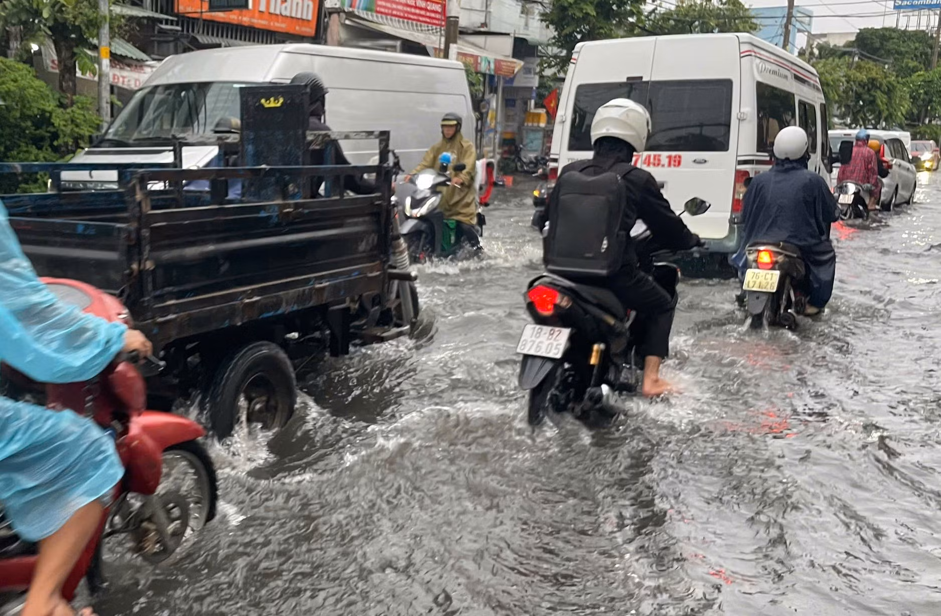 Người dân khốn khổ vì di chuyển trên các tuyến đường ngập nước sau mưa lớn -3