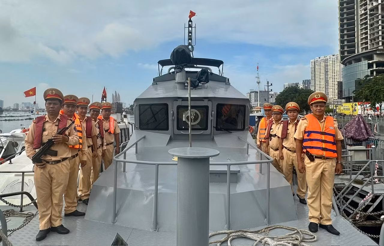 CSGT TP Hồ Chí Minh đồng loạt ra quân đảm bảo TTATGT cả đường bộ, đường thủy và đường sắt -2