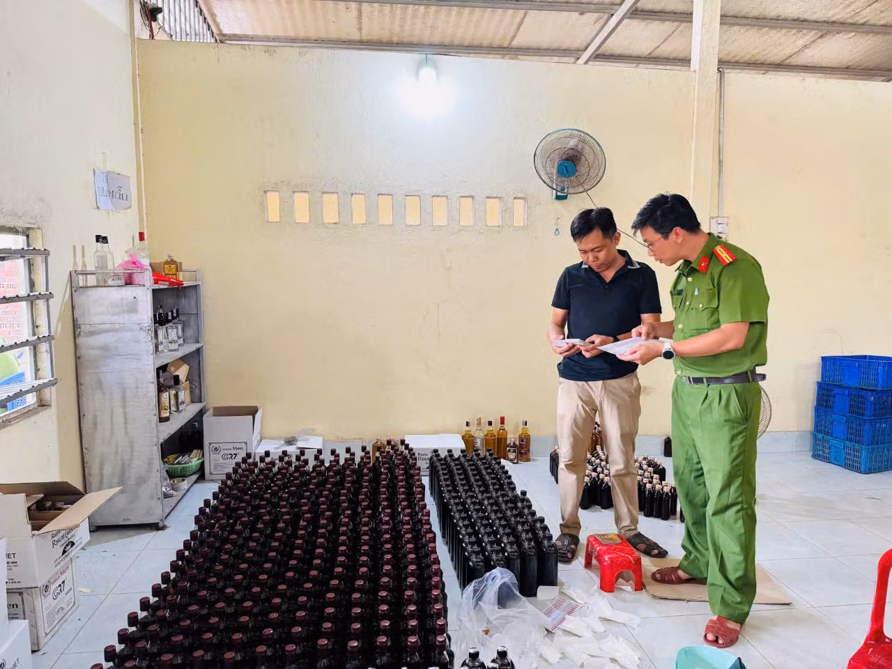 Tạm giữ hơn 2.000 chai rượu các loại tại một cơ sở sản xuất nước giải khát ở Phú Yên -0