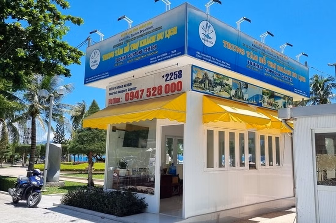 Xác minh, xử lý người lái xe xích lô giật tiền trên tay du khách nước ngoài -0