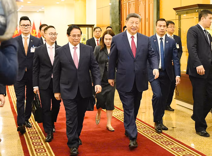 Chuyện của những “lá chắn sống” -0