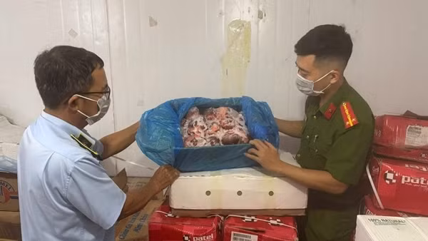 Tạm giữ gần 4 tấn thực phẩm đông lạnh nhập lậu