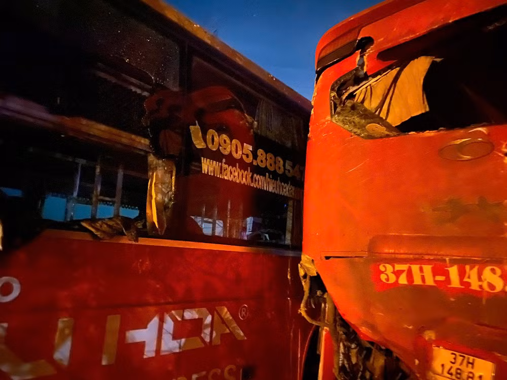 3 xe khách tông liên hoàn trên đường tránh TP Huế -0