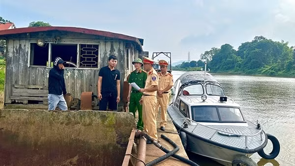 Tuyên truyền, vận động chủ phương tiện thuỷ tự tháo dỡ thiết bị hút cát, sỏi trái phép