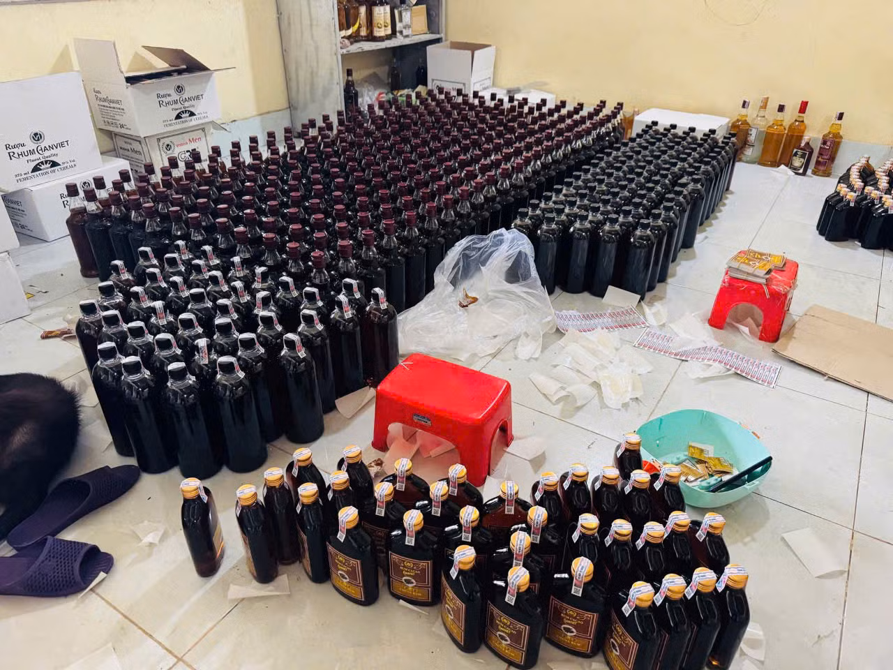 Tạm giữ hơn 2.000 chai rượu các loại tại một cơ sở sản xuất nước giải khát ở Phú Yên -0