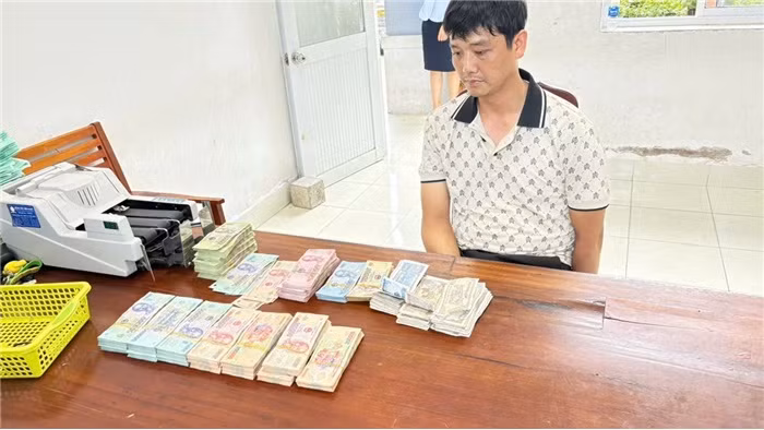 Khen thưởng cá nhân và tập thể truy bắt kẻ cầm dao và xăng xông vào cướp ngân hàng -0