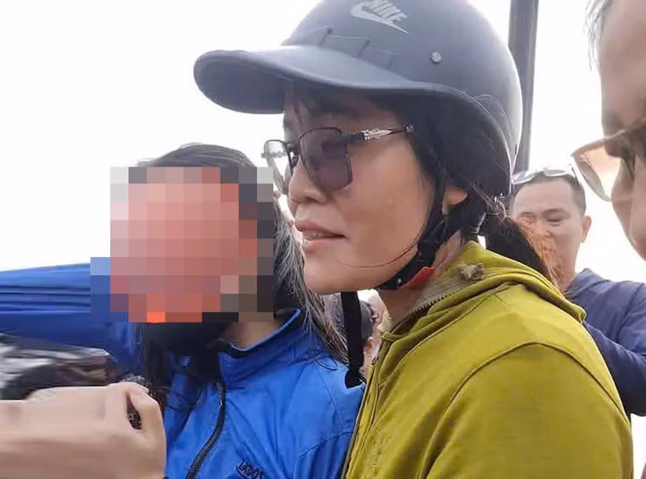 Trao Bằng tri ân cô giáo dũng cảm cứu người giữa dòng sông -0