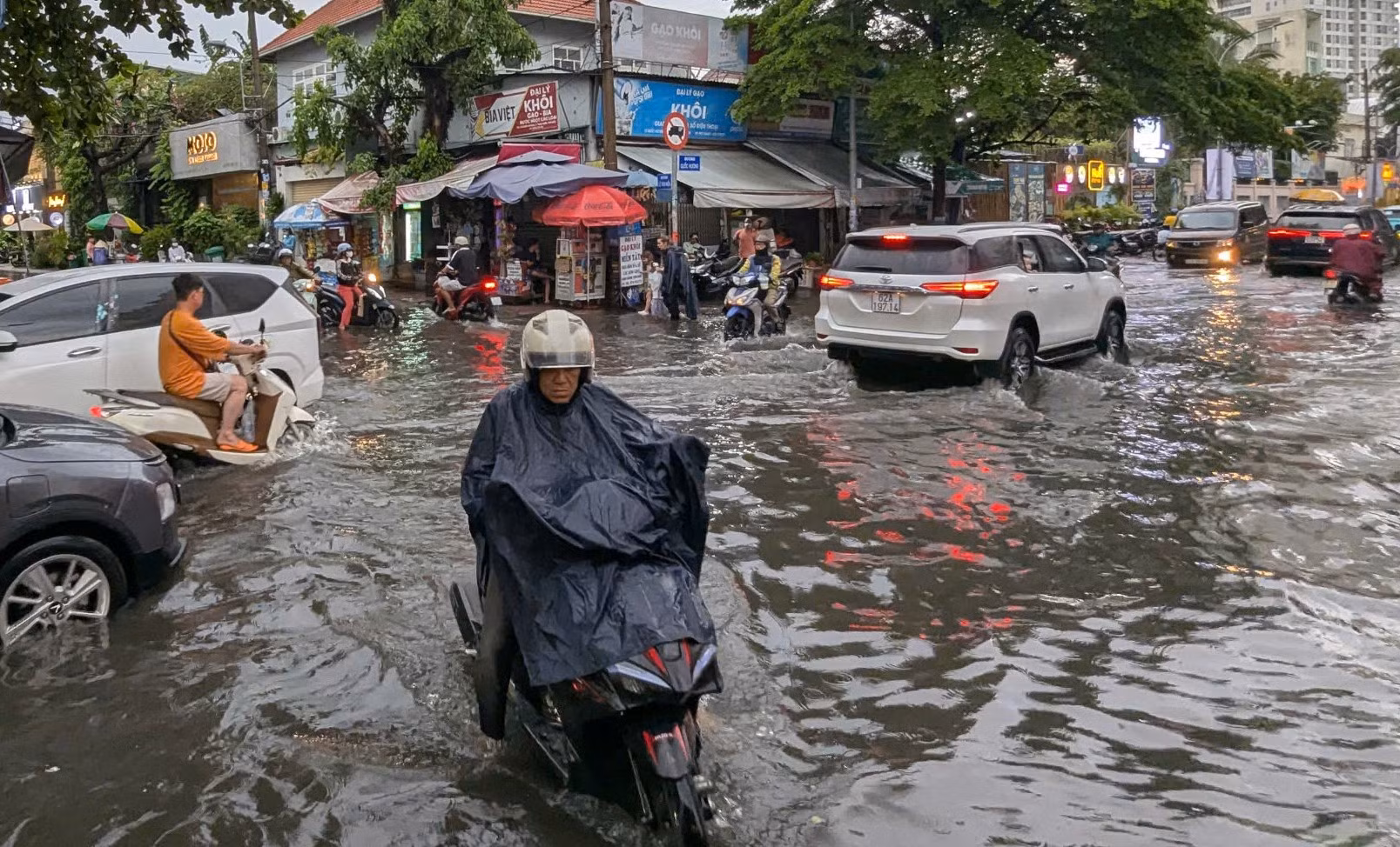 Người dân khốn khổ vì di chuyển trên các tuyến đường ngập nước sau mưa lớn -7