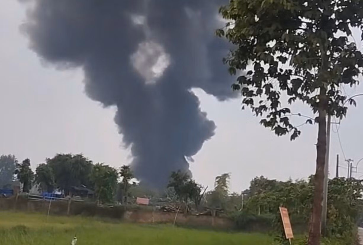 Cháy lớn nhà xưởng nhựa rộng hàng trăm mét vuông ở Hóc Môn -0