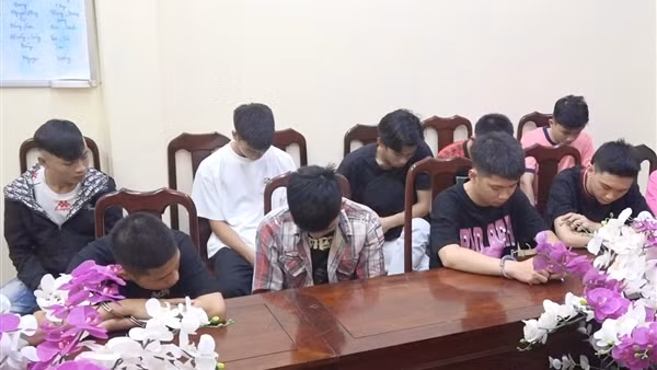 Khởi tố 13 đối tượng dùng hung khí, bom xăng giải quyết mâu thuẫn