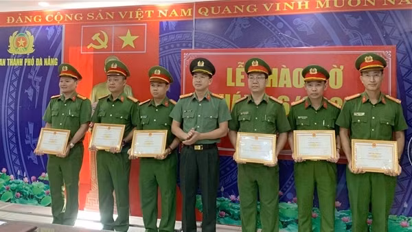 Công an Đà Nẵng trao quyết định của Bộ Công an công nhận Công an phường kiểu mẫu