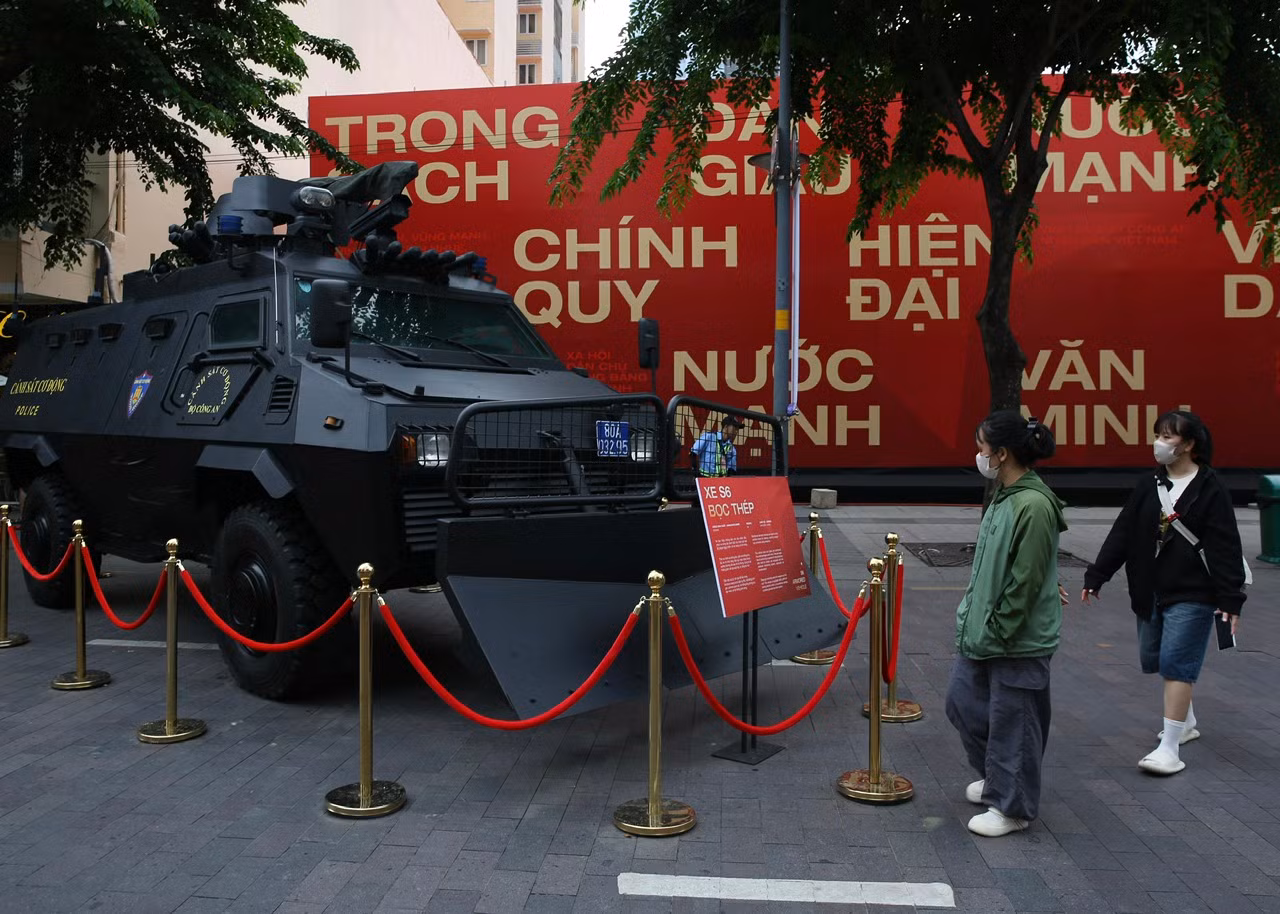 Người dân TP Hồ Chí Minh đội mưa xem khí tài, trải nghiệm những hoạt động của lực lượng CAND -1