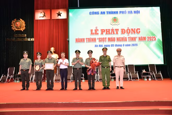 Hơn 1.000 người hưởng ứng hiến máu tình nguyện của Công an Thủ đô -0