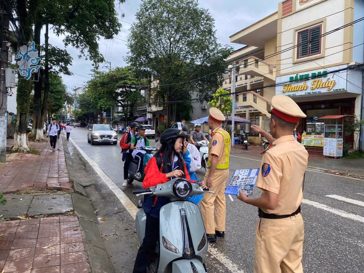 Hai học sinh được CSGT đưa tới điểm thi đúng giờ -0