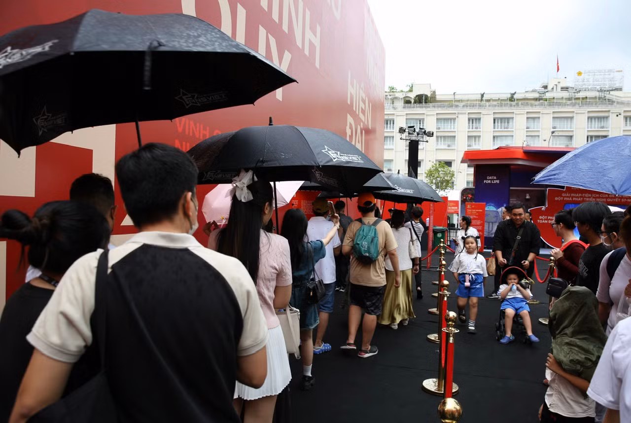 Người dân TP Hồ Chí Minh đội mưa xem khí tài, trải nghiệm những hoạt động của lực lượng CAND -5