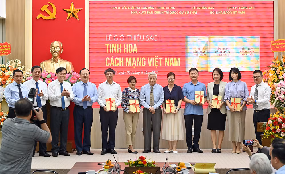 Lễ ra mắt cuốn sách 