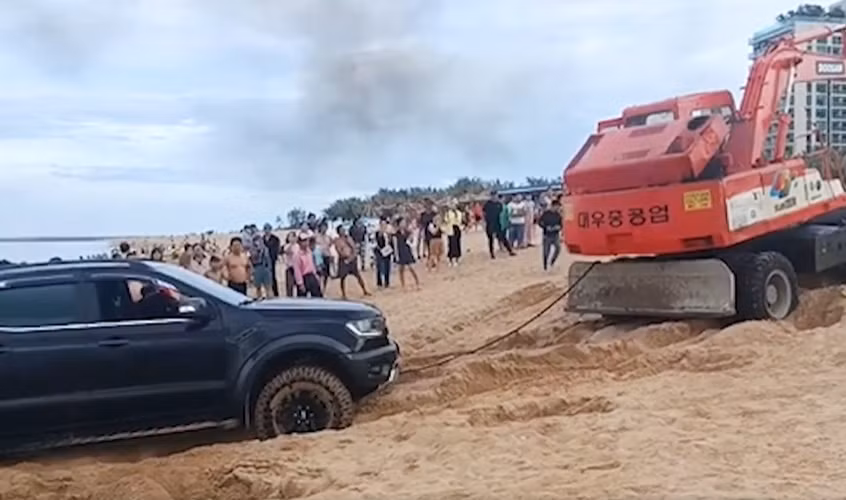  Khởi tố lái xe bán tải chạy ngông nghênh trên bãi biển Tuy Hòa -0