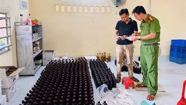 Phú Yên: Thu giữ hơn 2.000 chai rượu các loại tại cơ sở sản xuất nước giải khát