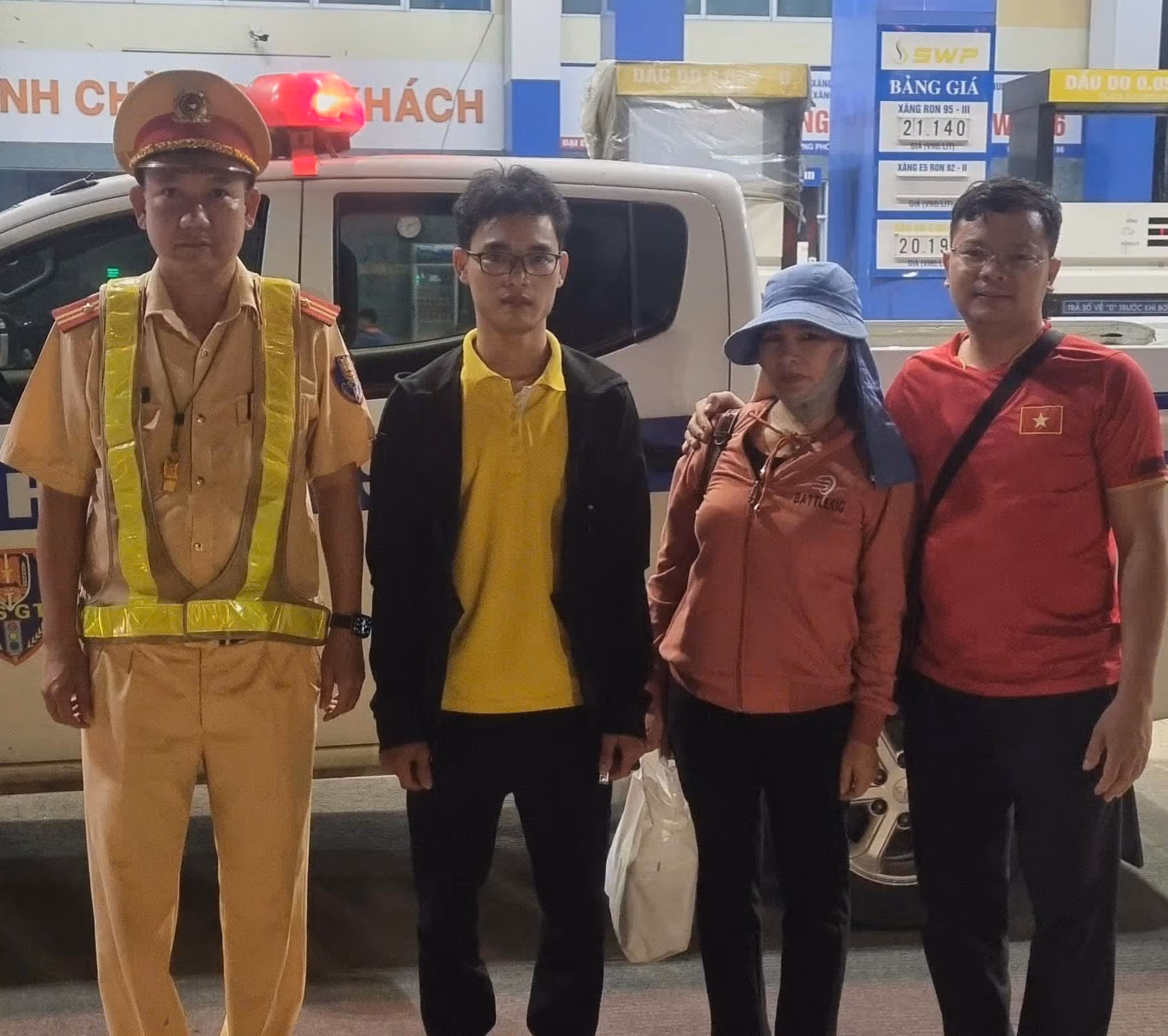 Biểu dương CBCS Trạm CSGT Đức Phổ đã giúp đỡ người dân kịp trở về đoàn tụ với gia đình trước Tết nguyên đán Ất Tỵ 2025 -0