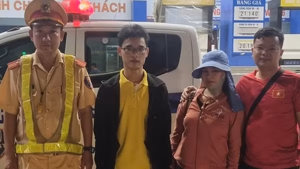 Biểu dương CBCS Trạm Đức Phổ giúp đỡ người dân đoàn tụ với gia đình