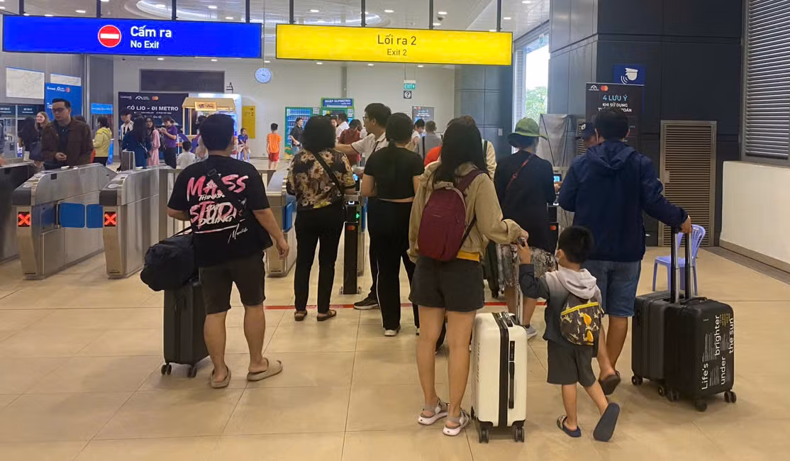 Phối hợp với doanh nghiệp, nhãn hàng tặng quà cho khách đi Metro số 1 -0