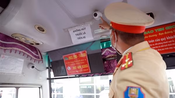 Tài xế toát mồ hôi khi CSGT "check var" camera hành trình
