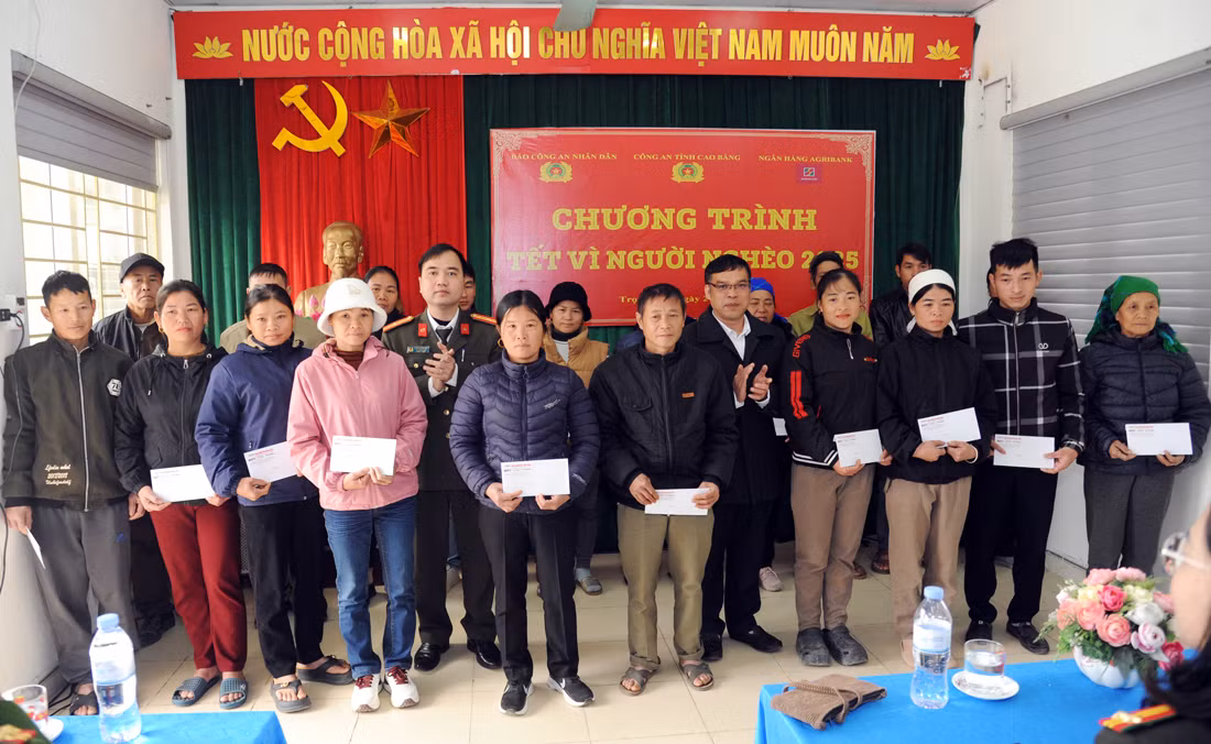 Trao từ thiện Trong Con -0