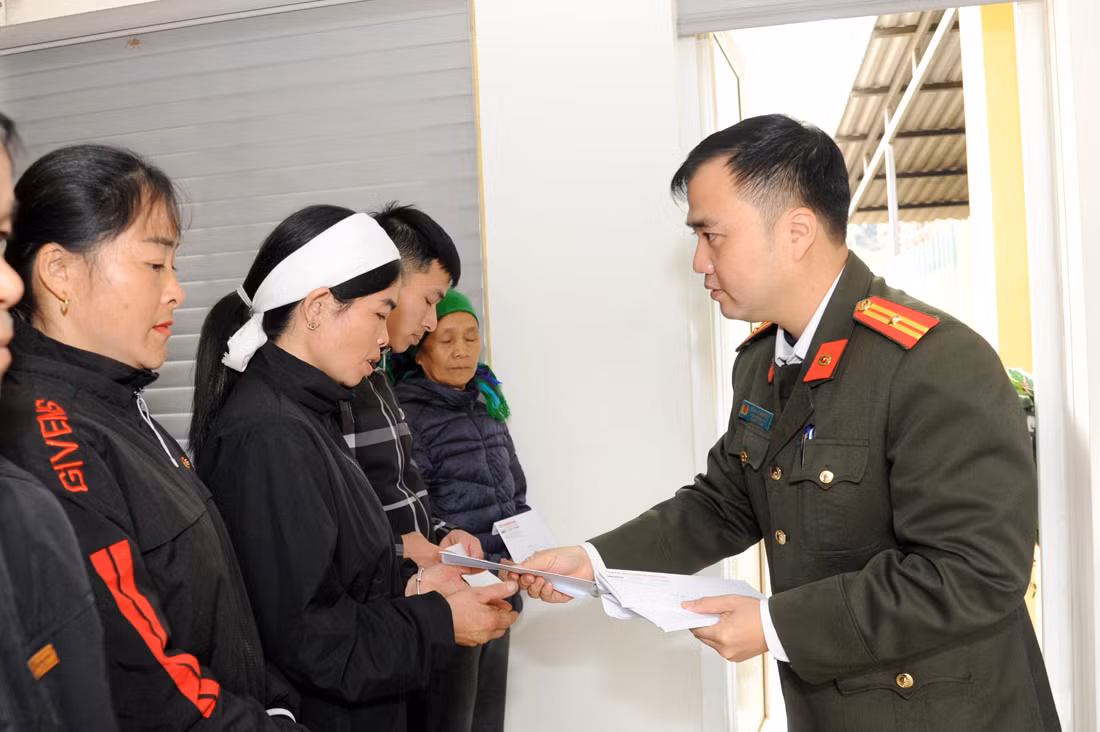 Trao từ thiện Trong Con -0