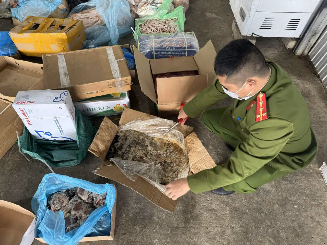 Kịp thời ngăn chặn gần 2 tấn thịt gà, lợn bốc mùi tuồn ra thị trường Tết -0