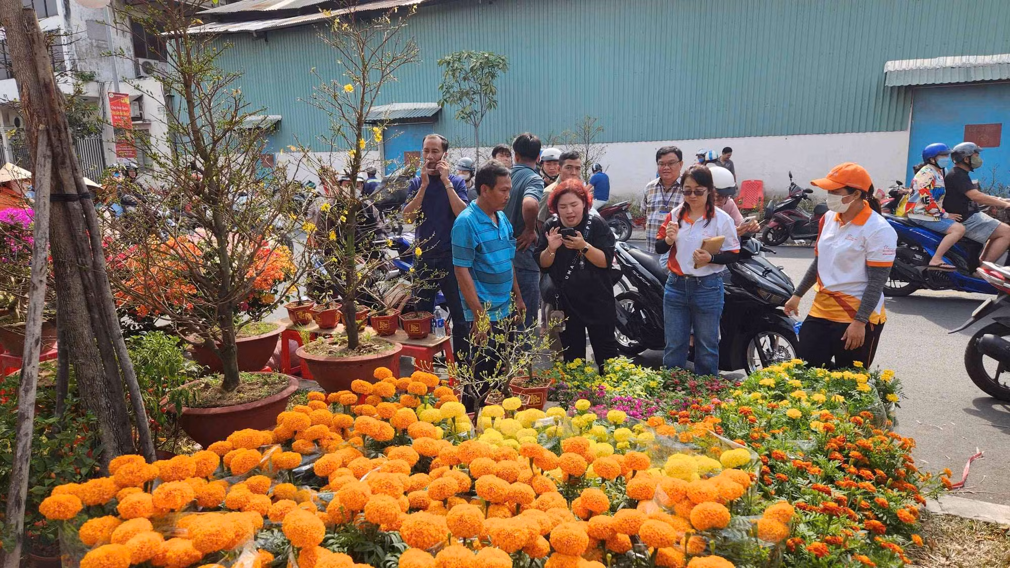 TP Hồ Chí Minh mua hoa tặng những hộ gia đình khó khăn -0