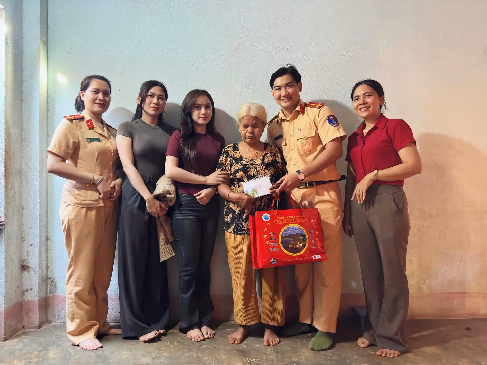 CSGT “Bơm hơi miễn phí - Vá vỏ tận nơi” -0