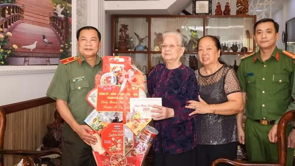 Công an thành phố Cần Thơ thăm, tặng quà tết gia đình chính sách