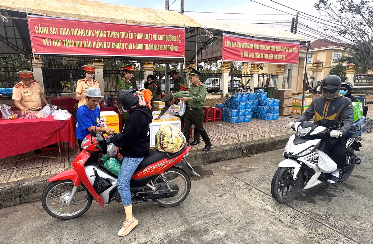 &nbsp;Công an Đắk Nông tiếp sức cho người dân trên đường về quê đón Tết -0