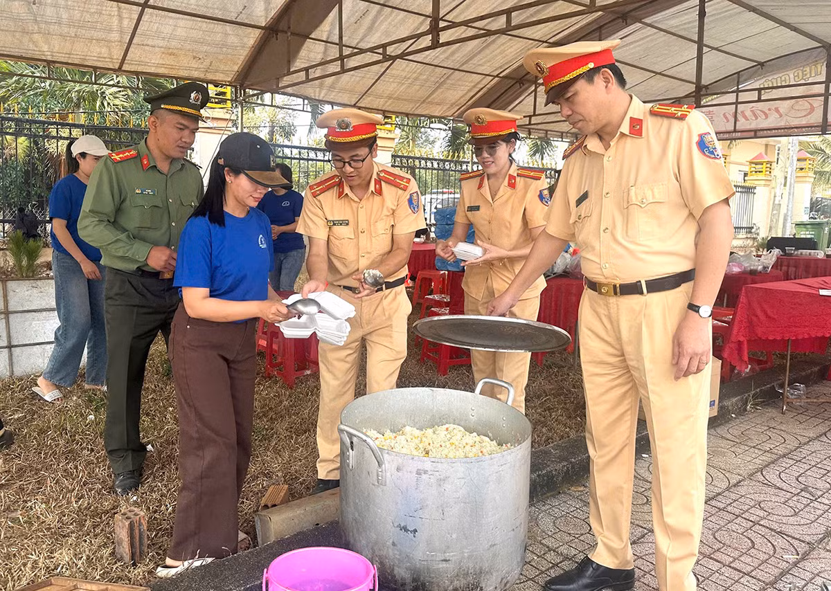 &nbsp;Công an Đắk Nông tiếp sức cho người dân trên đường về quê đón Tết -0