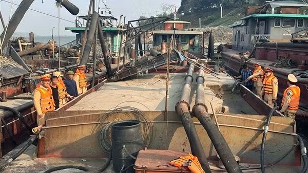 Cảnh sát vây bắt 3 tàu cát tặc trên sông Hồng