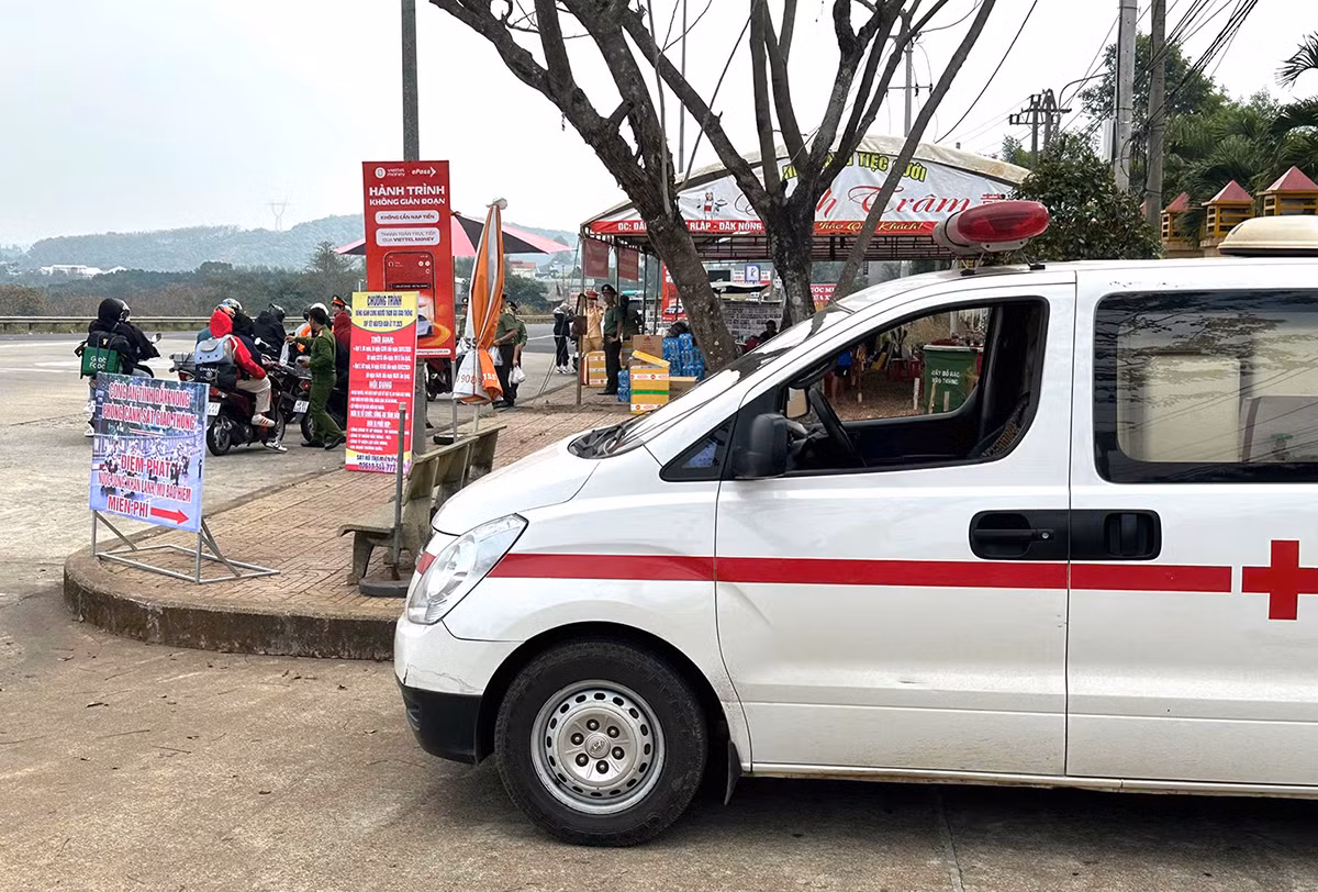 &nbsp;Công an Đắk Nông tiếp sức cho người dân trên đường về quê đón Tết -0