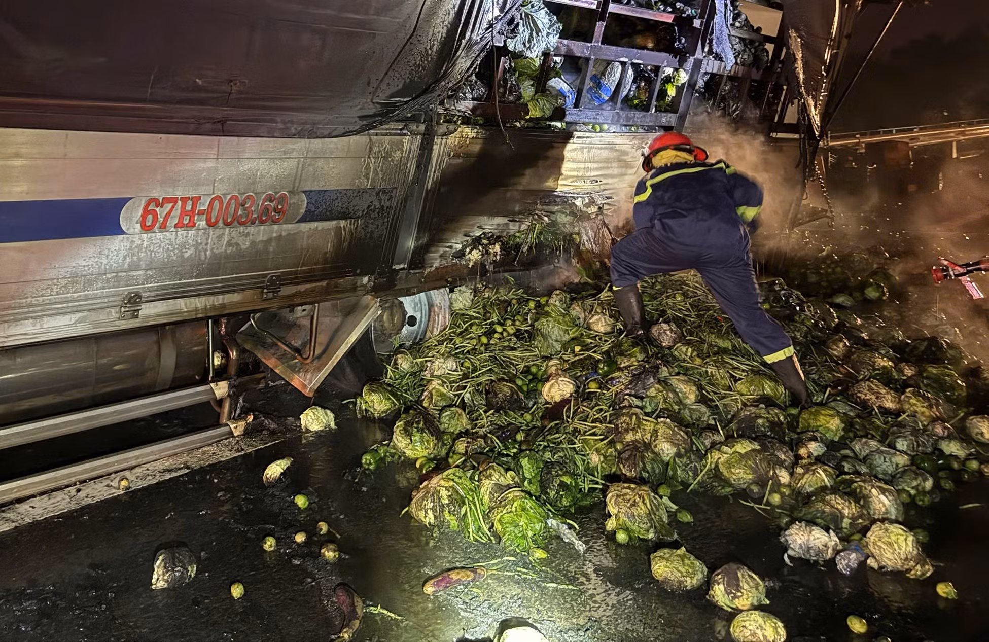 CSGT kịp thời hỗ trợ chữa cháy xe chở đầy rau củ trên cao tốc TP Hồ Chí Minh-Trung Lương -0