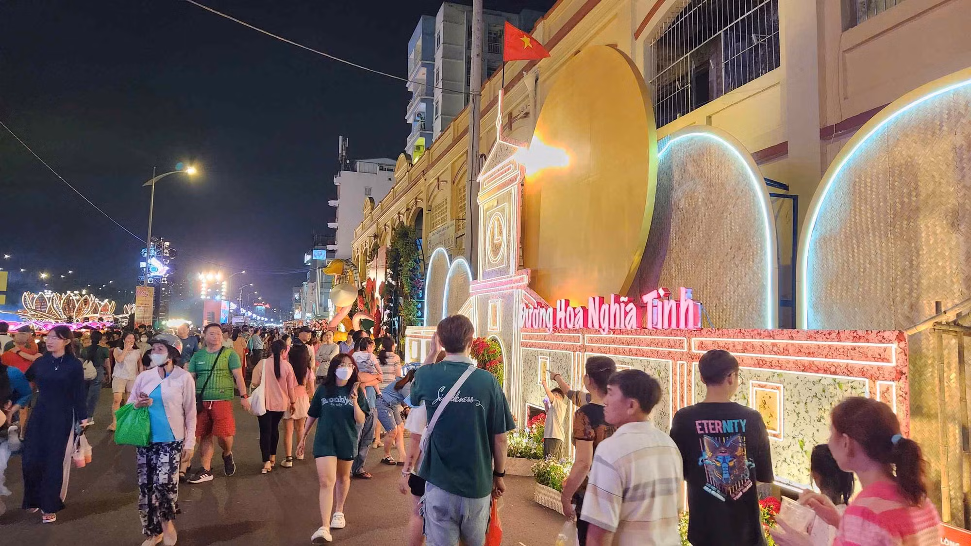 TP Hồ Chí Minh mua hoa tặng những hộ gia đình khó khăn -0