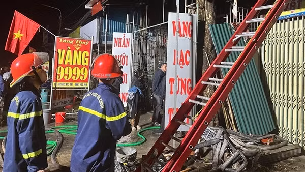 Cháy cửa hàng vàng bạc ở Hòa Bình