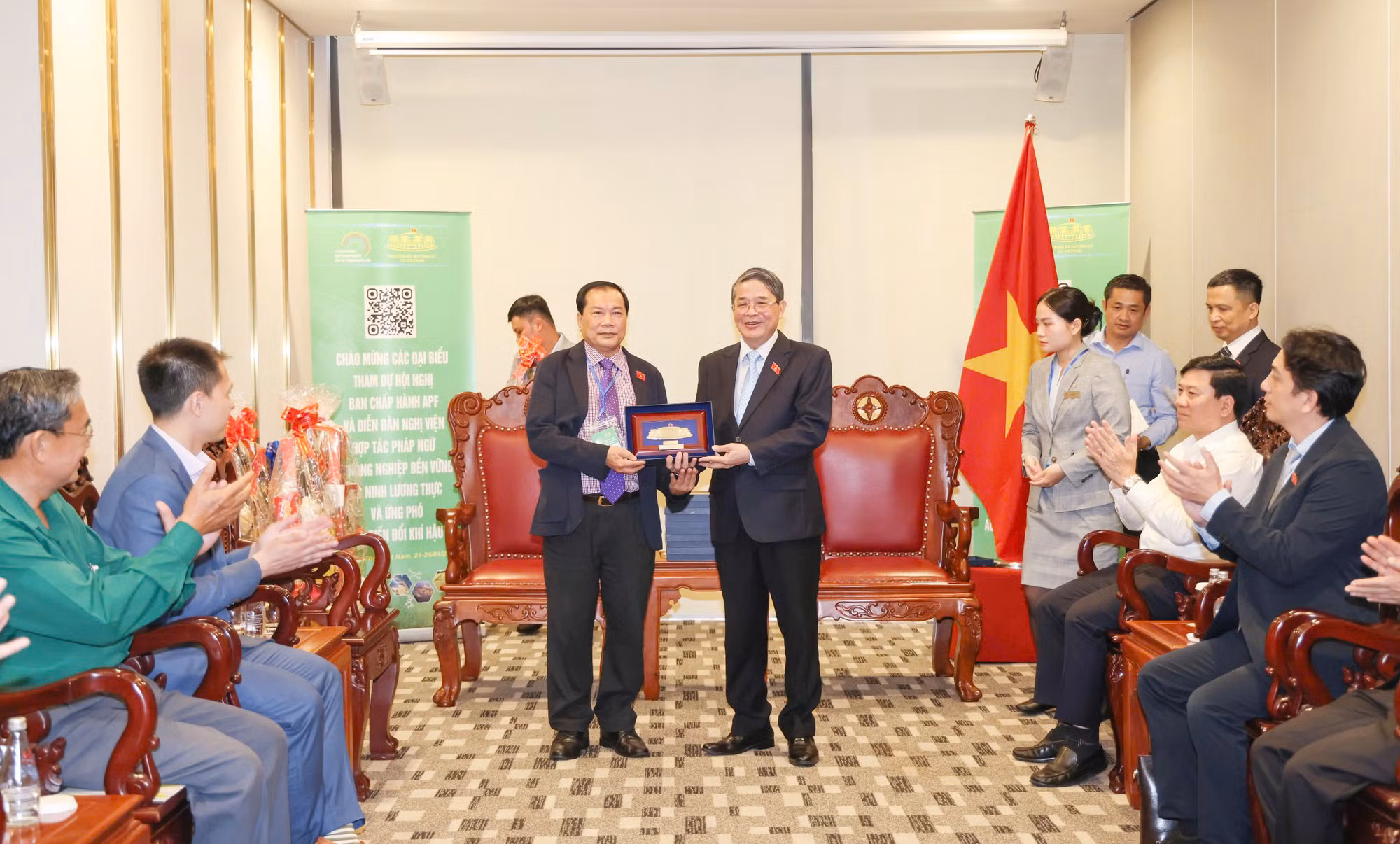 Phó Chủ tịch Quốc hội khen thưởng đột xuất Công an TP Cần Thơ -0