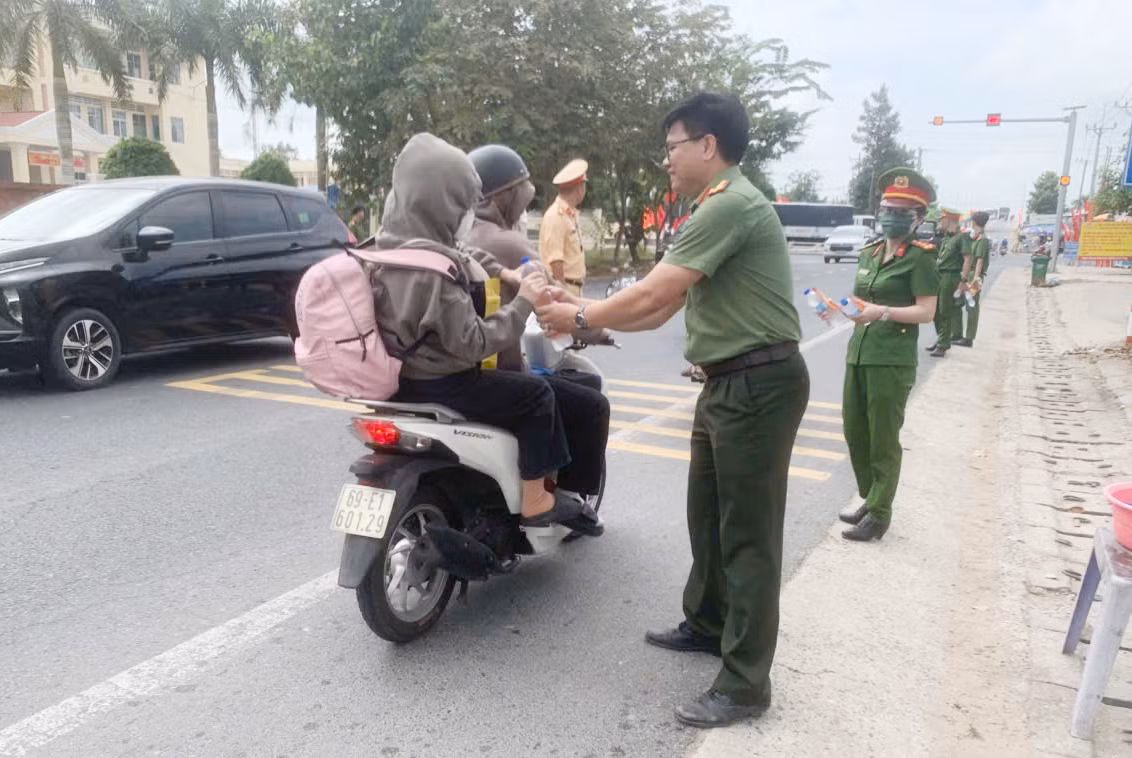 Công an tỉnh Sóc Trăng tiếp sức người dân về quê đón Tết -2