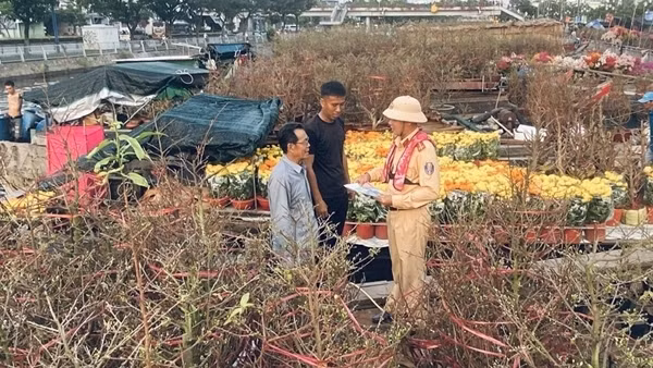 Sôi động chợ hoa xuân "trên bến dưới thuyền" những ngày cận Tết
