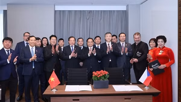 Thủ tướng chứng kiến lễ ký kết hợp tác chiến lược giữa CLB Công an Hà Nội và CLB Slavia Praha
